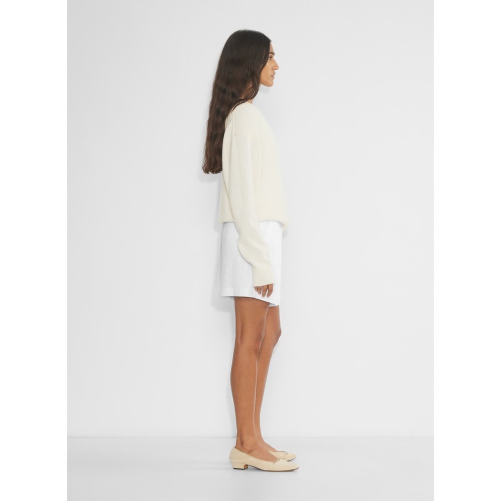 Aritzia The Effortless Short™ Linen Mid-thigh in white, size 0 - Picture 2 of 6